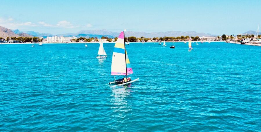 Alcudia: 1-Hour Catamaran Experience with Monitor for 2 - The run across Alcudia Bay