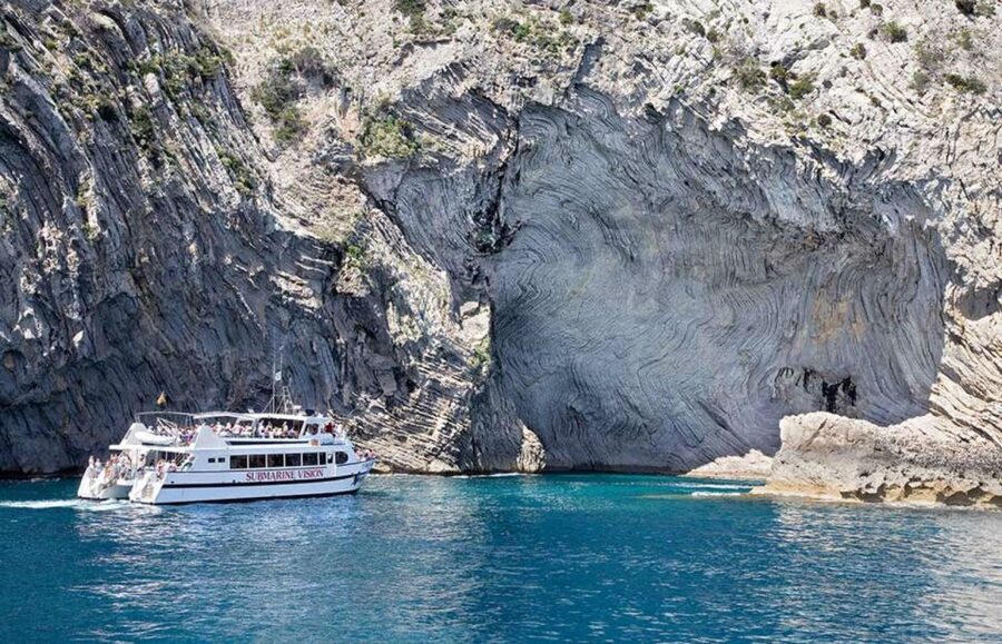 Alcudia: Boat Trip to Coll Baix - Food, seating, and what to bring