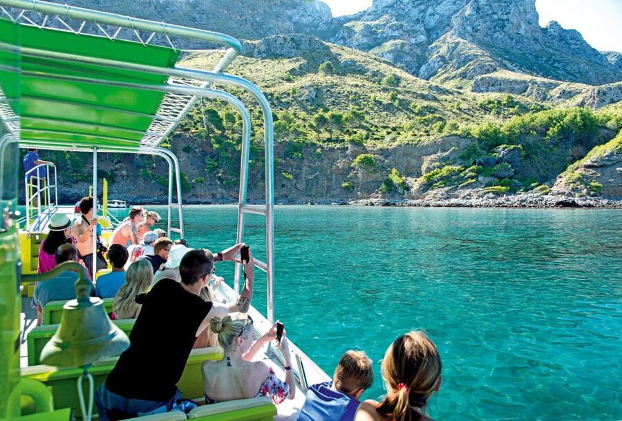 Alcudia: Caves & Coastline Boat Trip w/ Snorkelling - Boarding at Puerto Alcudia and choosing a seat