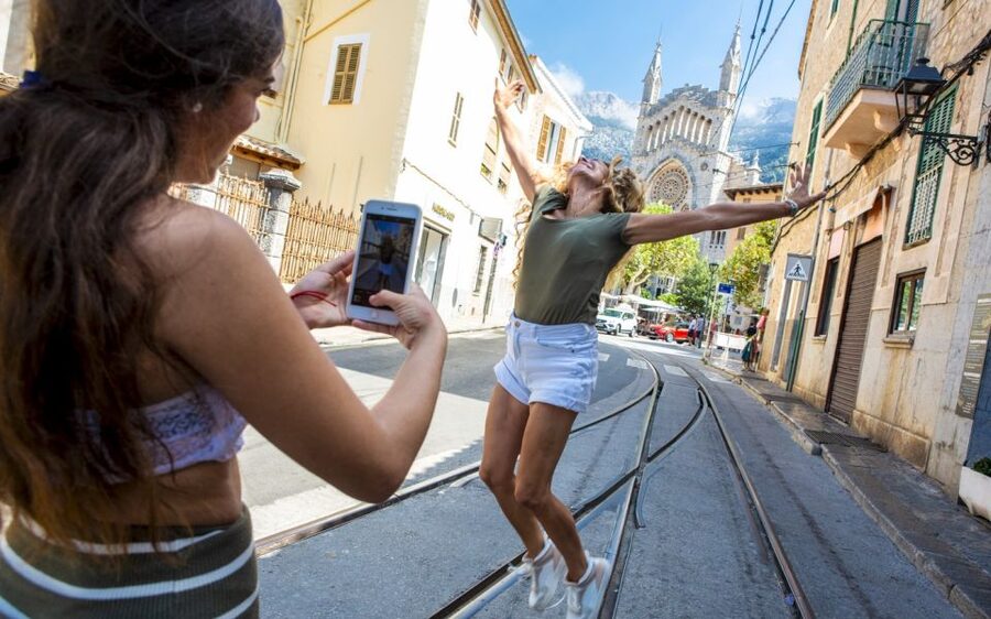 Alcudia/Marratxi: Valldemossa & Soller Tour by Tram & Bus - Guides, drivers, and the pace of the day