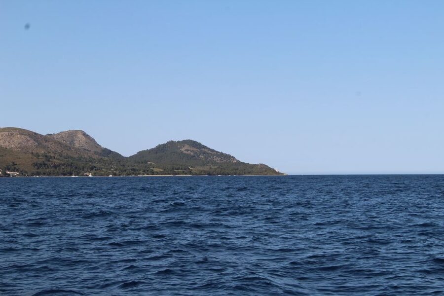Alcudia: Private Sunset Boat Trip with Glass of Wine & Snack - Anchoring beneath Alcanada Lighthouse