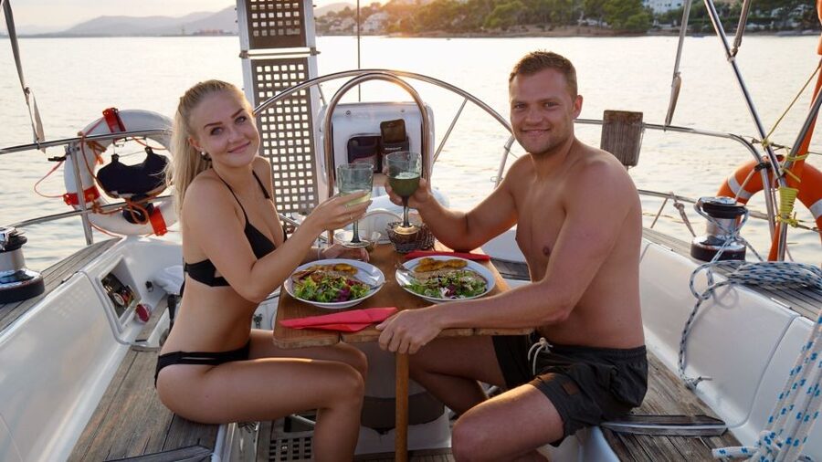 Alcudia: Romantic Sailing Trip with Diner for 2 - A private boat changes the pace