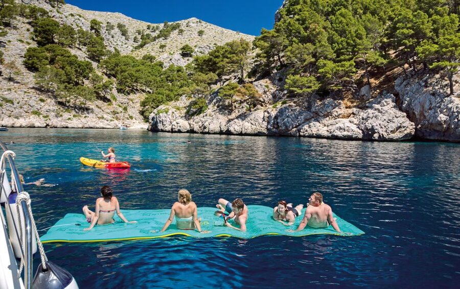 Alcudia: Sunset Catamaran Tour with Dinner and Snorkeling - Sunset from the bay, with music on the return