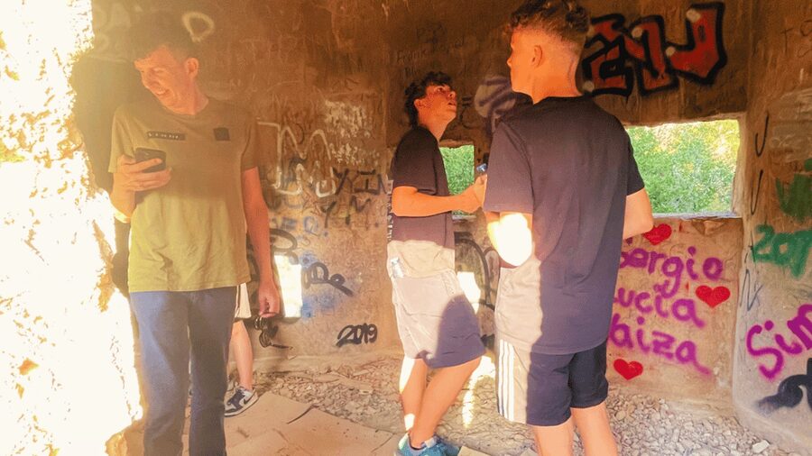 Cala Millor: "Cavemen", cave on a mountain,fun game and hike - Following the secret paths uphill