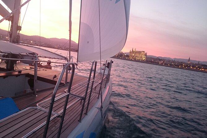 Catamaran sailing at sunset with tapas Palma de Mallorca - How the group size changes the feel
