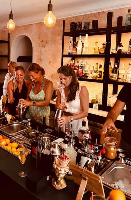 Cocktail course Mallorca - The welcome drink, snacks, and bar atmosphere