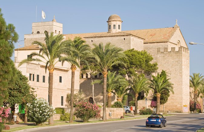 Discover Alcudia old town on a private walking tour - The old quarter, from narrow streets to the town hall