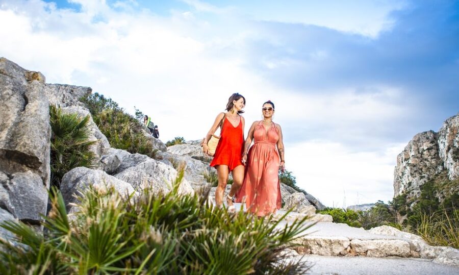 From Alcudia: Sunset Formentor Tour with Cava - Cava and strawberries make a fitting finish