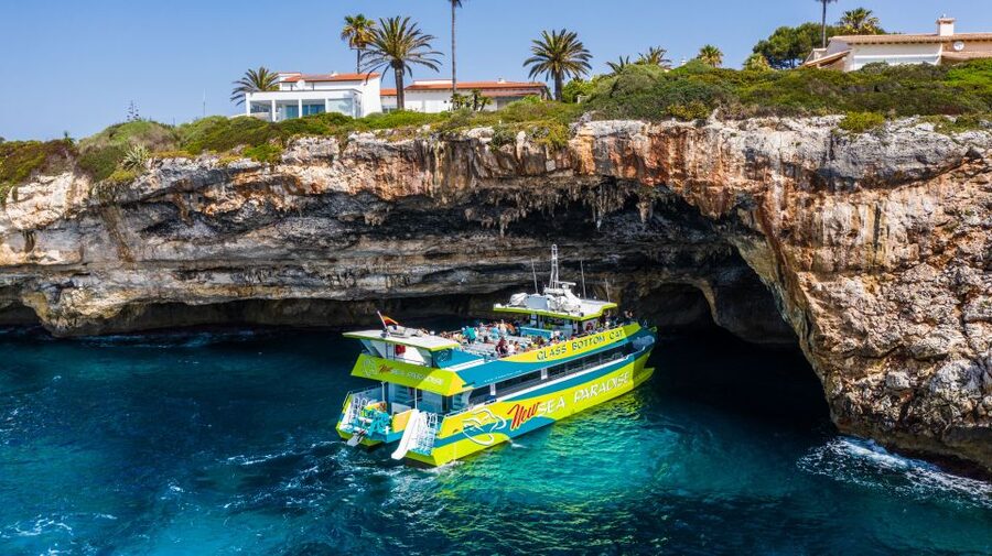 From Cala Millor: East Coast Glass-Bottom Boat Trip - Finding the dock at Cala Millor