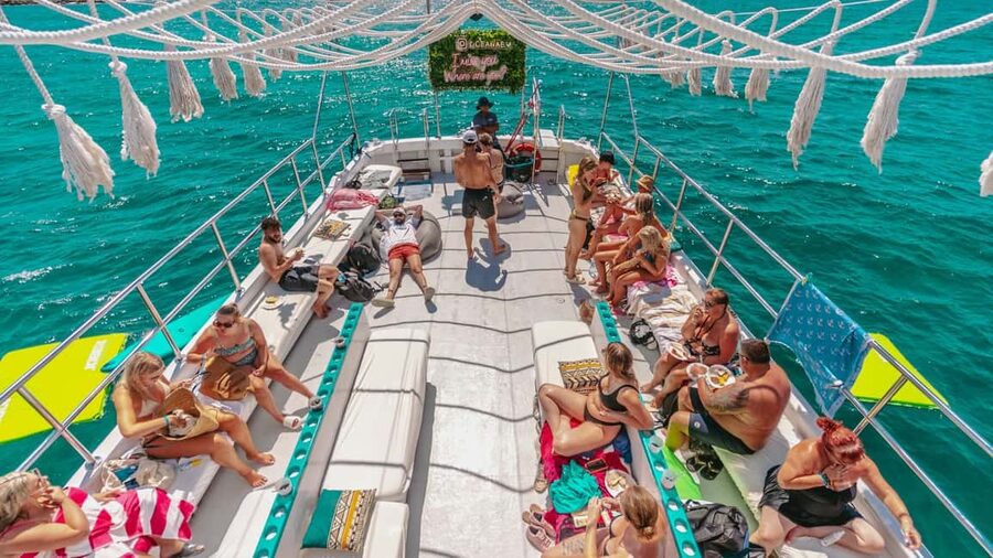 From Magaluf: Palma Bay Sightseeing Cruise with Live Music - Passing the Palace of Marivent