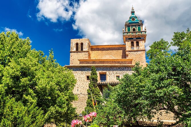 Guided Route through Palma with Cathedral and visit to Valldemossa (4H) - Palma old town before the cathedral