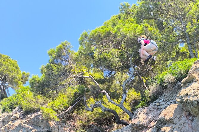 Kayak Tour with Caves, Snorkeling and Picnic (+ Cliff Jump) - What the guides add to the day