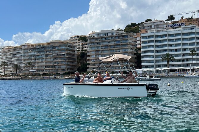 License free boat rental around the coast of santa ponsa - A comfortable boat for sun, shade, and music