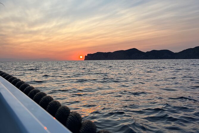 License free boat rental around the coast of santa ponsa - What the strong service adds