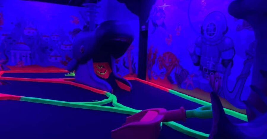 Magaluf ; Minigolf indoor - A glowing game in central Magaluf