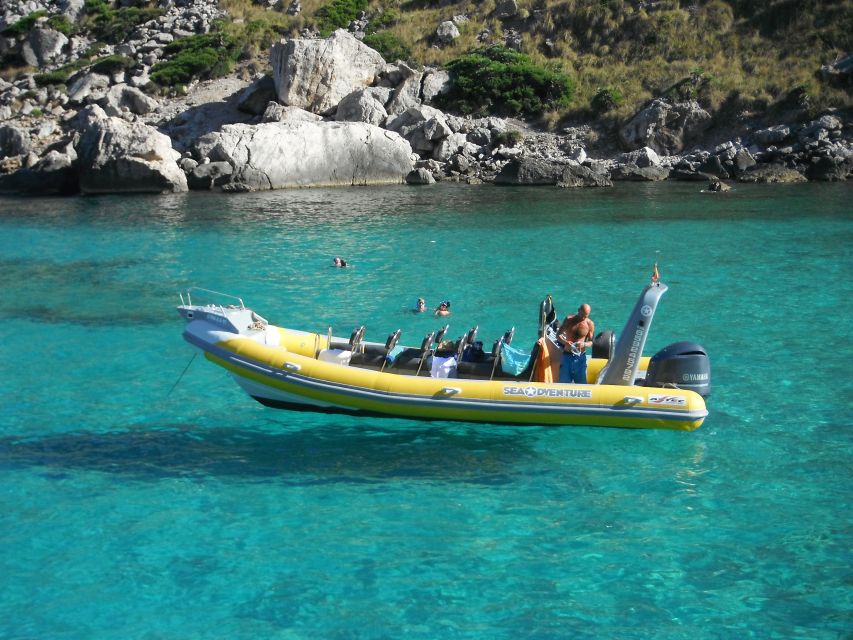 Mallorca : Blue Cave Boat Tour with Snorkeling - Entering the cave from the water