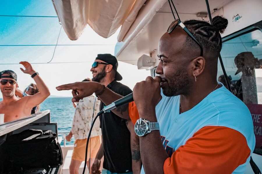 Mallorca: Boat Party with DJ, Buffet and Entertainment - A live DJ, dancing, and watergun shots