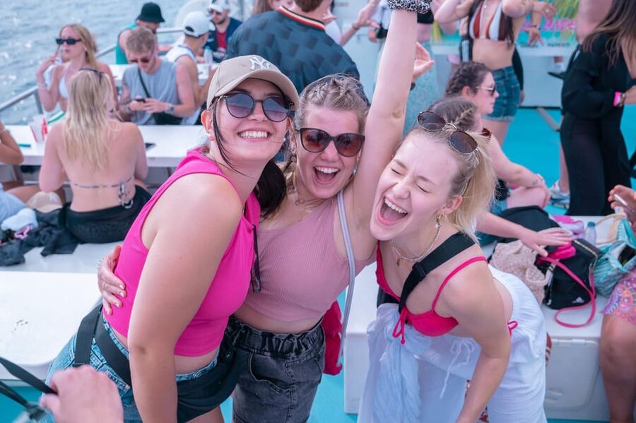 Mallorca: Boat Party with DJ, Buffet and Entertainment - Paella lunch on the boat