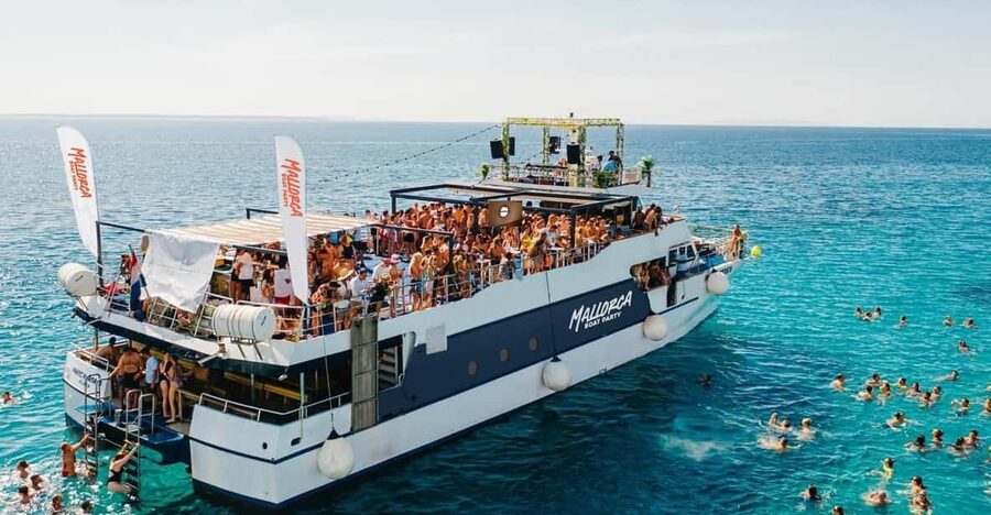 Mallorca: Boat Party with Live DJs, Lunch, & Nightclub Entry - Photos, dress, and the return to port
