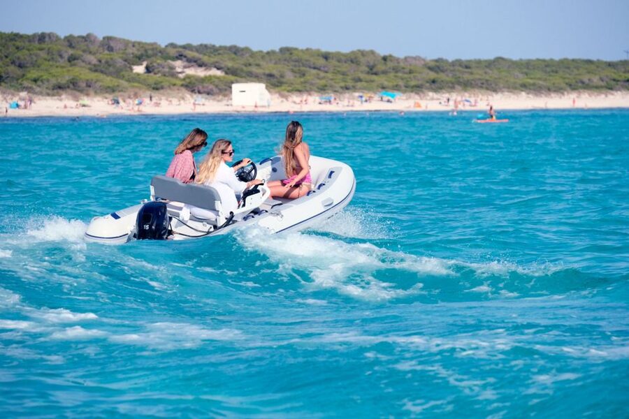 Mallorca. Boat Rental . Dare to explore - The boat: small, light, and practical