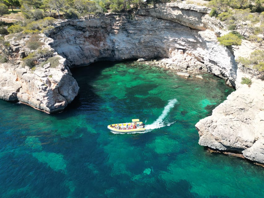 Mallorca: Caló des Moro and Cala Marmols Boat Tour - Guides, boat size, and the comfort question
