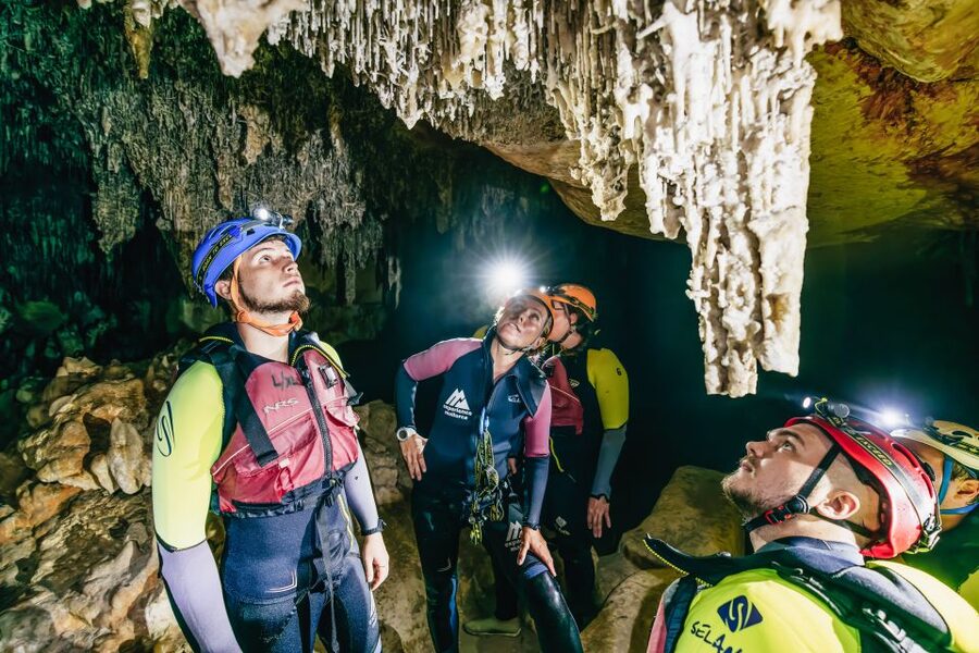 Mallorca: Cova des Coloms Caving Trip with Hotel Transfer - Hotel transfers, meeting points, and cruise timing