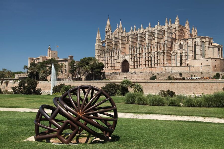Mallorca: Drach and Hams Caves, and Porto Cristo Day Tour - Guides, languages, and the group experience