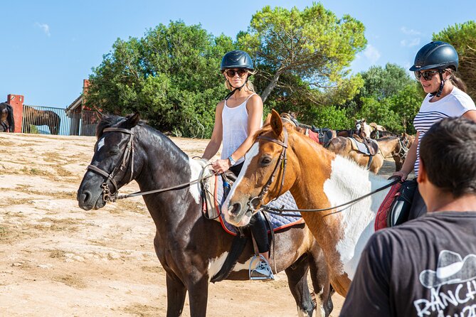 Mallorca Evening Tour: Horseback Riding, Dinner and Dance - A sangria welcome at Rancho Grande