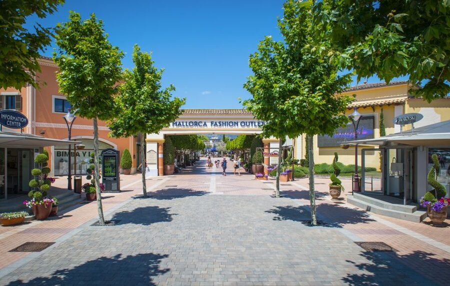 Mallorca: Fashion Outlet Shopping Excursion by Bus - Helpful services at the information point