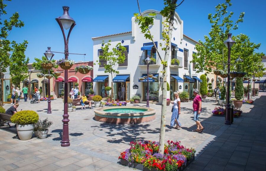 Mallorca: Fashion Outlet Shopping Excursion by Bus - The coach ride and guide support