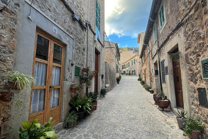 Mallorca Full-Day VIP Tour: Valldemossa, Deià & Sóller Experience - Valldemossa rewards a slow walk