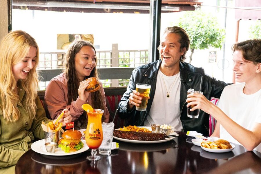 Mallorca: Hard Rock Cafe Entrance with Lunch or Dinner - Dessert and drink details need a careful look