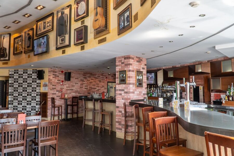 Mallorca: Hard Rock Cafe Entrance with Lunch or Dinner - A practical choice for families