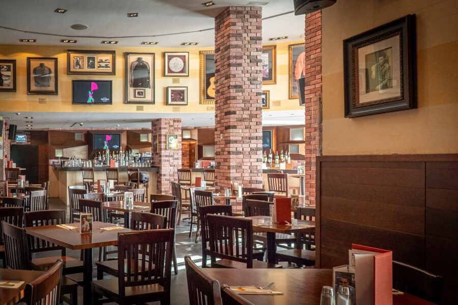 Mallorca: Hard Rock Cafe Entrance with Lunch or Dinner - Timing, language, and accessibility