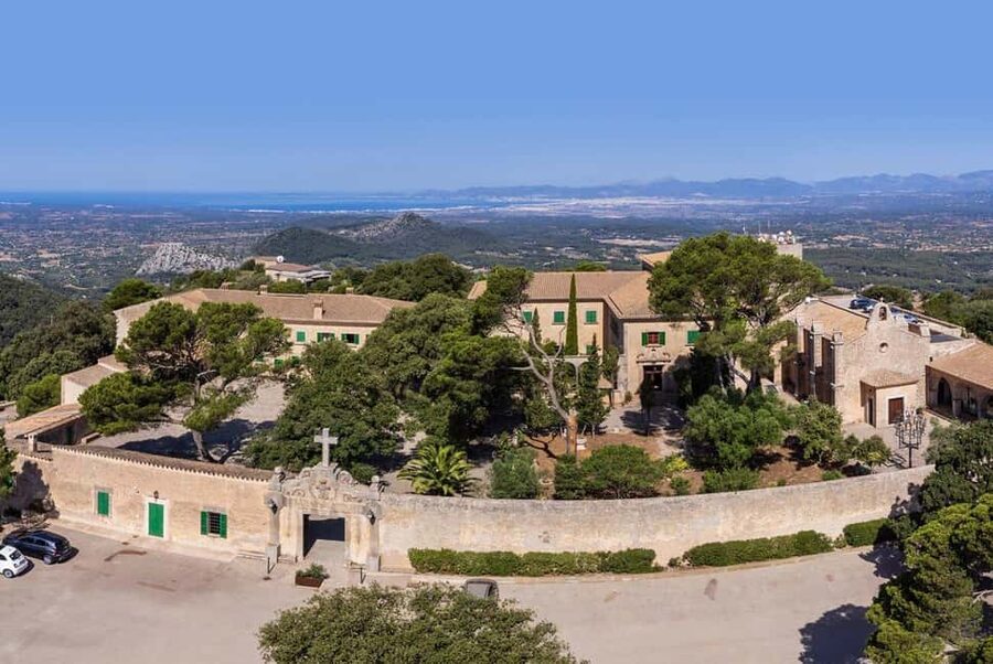 Mallorca hiking tour "Castell d'Alaró" - The climb through pine and holm-oak woods