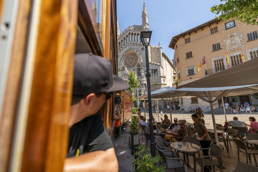 Mallorca: Island Tour with Boat, Tram & Train from the South - Guides, organization, and the human side