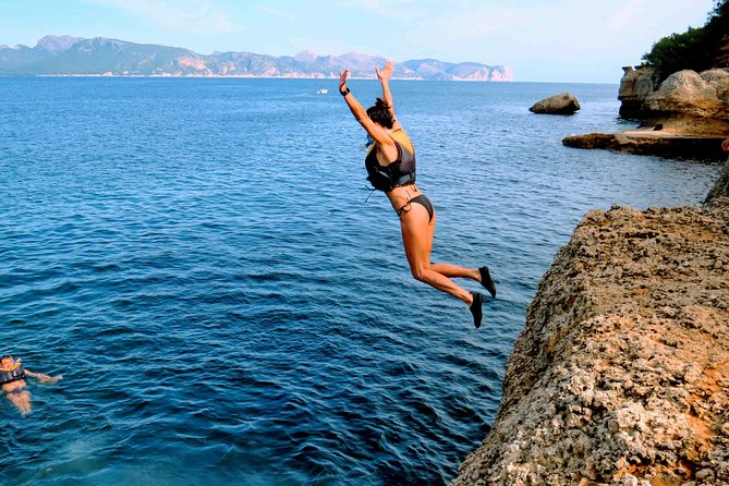 Mallorca: Kayaking, Sea Cave, Cliff Jumping & Snorkel Tour - Entering the sea cave and searching for the key