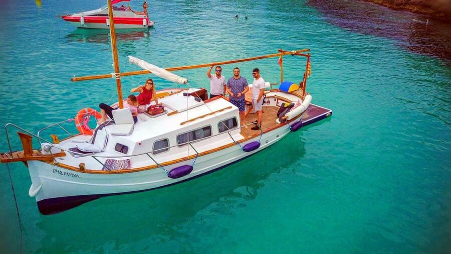 Mallorca: Llaüt Excursion around Palma with food and drinks - Setting sail from Palma’s old harbor