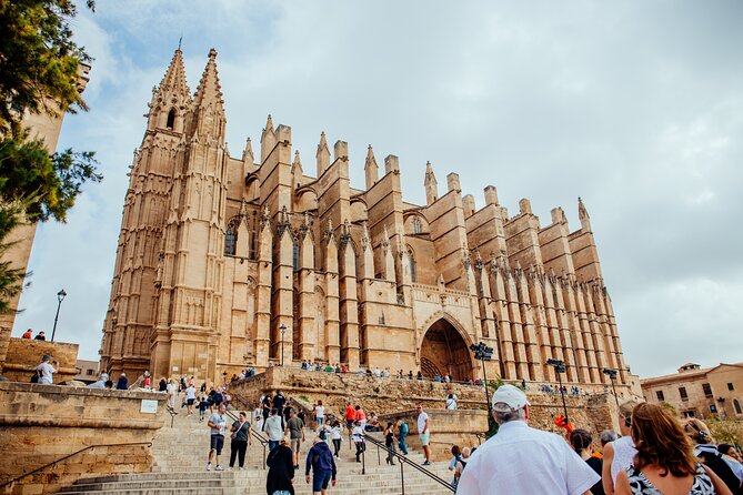 Mallorca Old Town Walking Tour with Cathedral Skip The Line Tour - Plaza de Cort and the details on Palma’s town hall