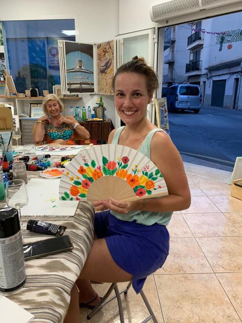 Mallorca/Porto Cristo: Design your own Spanish hand fan - A Three-Hour Session, From Plain Fan to Personal Souvenir