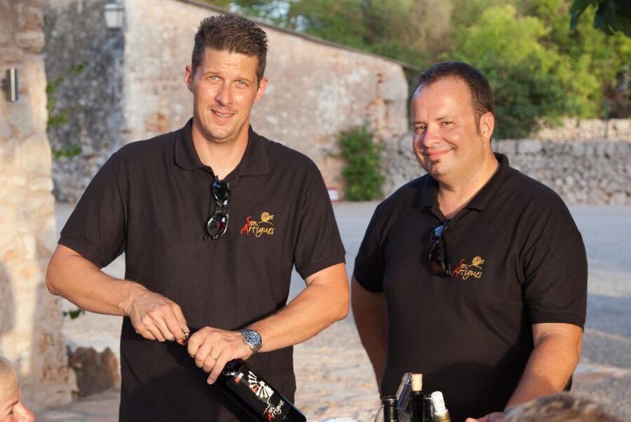Mallorca: Private Wine Tour with Tasting and Picnic - Walking through the vineyard and winery