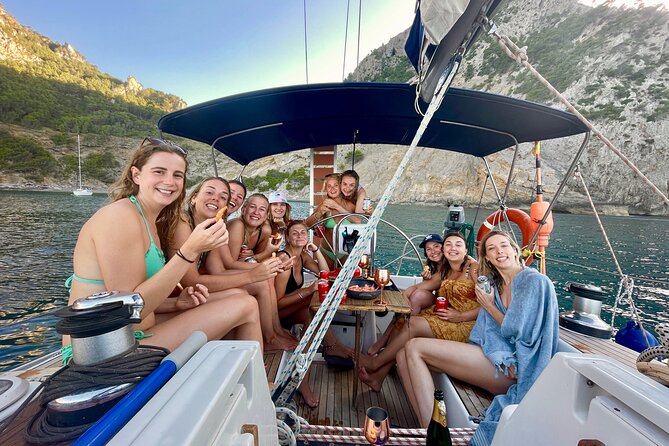 Mallorca sailing tour with tapas and wine - What a 14-meter sailing yacht feels like