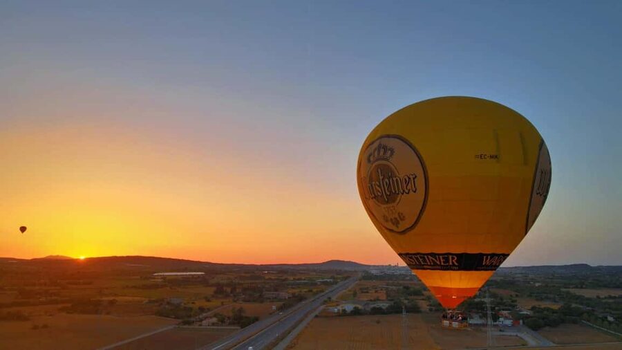 Mallorca: Sunset Balloon ride - The gentle ascent and the 50-minute flight
