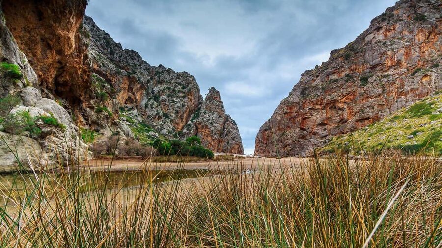 Mallorca: Torrent de Pareis Hiking Adventure - Entering the canyon by a challenging trail