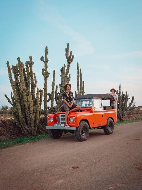 Mallorca: Vintage Sunset tour by the sea with a picnic - The music, cava, and small details