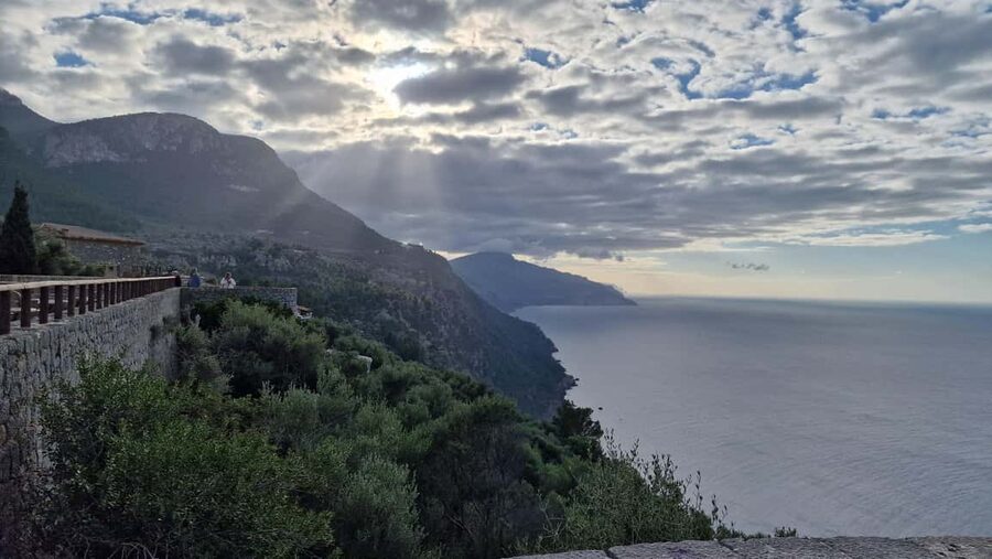 Mallorca: West Coast & Orange Valley Minbustour GERMAN GUIDE - The country manor and its Moorish touches