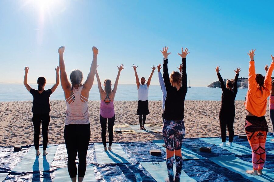 Mallorca: Yoga and Brunch on Palmanova Beach - The atmosphere: peaceful, but not fully private