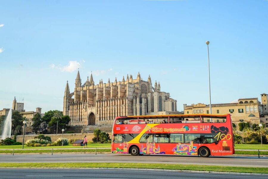 Palma de Mallorca: City Sightseeing Hop-On Hop-Off Bus Tour - Avenida Jaume III and the return to central Palma