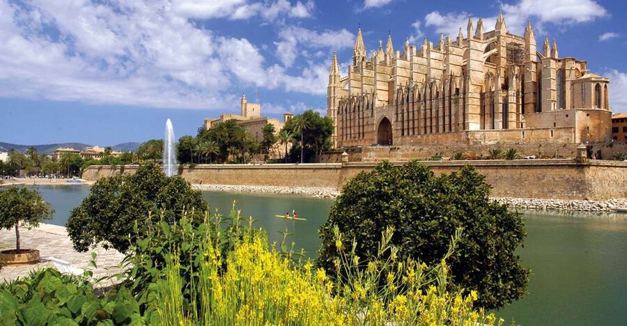 Palma de Mallorca: City Walking Tour with The Cathedral - Entering the Cathedral of Mallorca