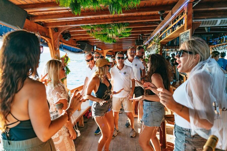 Palma de Mallorca: Daytime Boat Party with Live DJ - Who will enjoy this boat party most
